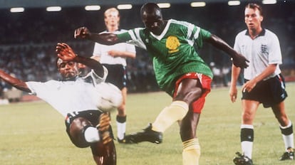 Roger Milla (d), durante un encuentro con la selección de Camerún en una imagen de archivo.