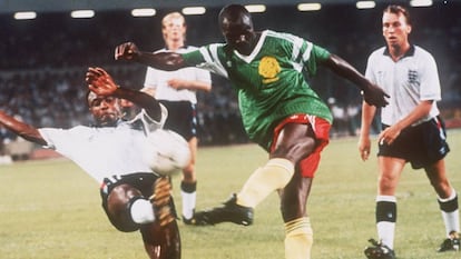 Roger Milla (d), durante un encuentro con la selección de Camerún en una imagen de archivo.