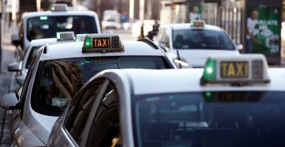 Imagen de un grupo de taxis en Madrid. 