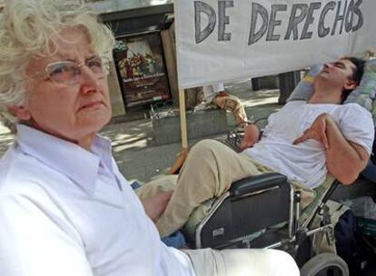 Juana Ortega, junto a su hijo Antonio en la plaza de Jacinto Benavente.