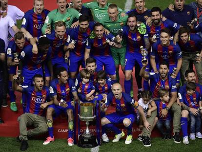 Els jugadors del Barça celebren la victòria de la Copa del Rei.