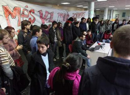Reunión de las asambleas de alumnos universitarios anti-Bolonia, ayer en Valencia.