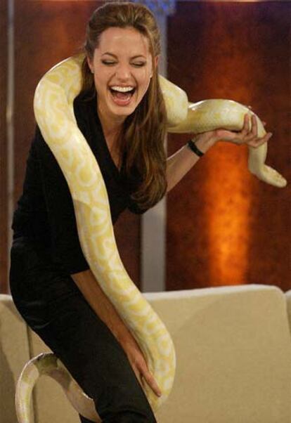 Angelina Jolie, con la serpiente enrollada al cuerpo, durante el espectáculo de la televisión alemana en Leipzig.
