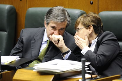 Bernabé Unda y Gemma Zabaleta, durante el pleno de control de ayer en el Parlamento vasco.