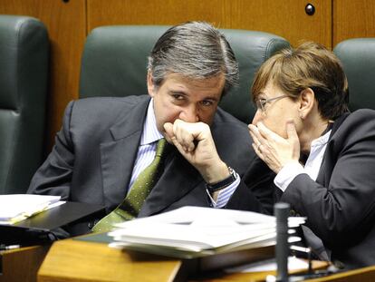 Bernabé Unda y Gemma Zabaleta, durante el pleno de control de ayer en el Parlamento vasco.