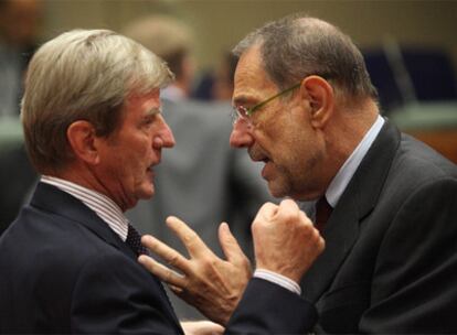 Kouchner (izquierda) y Solana, ayer en Bruselas.