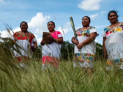 Enedina (de izquierda a derecha) y sus dos hijas, Alvi Yajaira y Yessica Yazmin, y Fermina, capitana del equipo. No siempre tienen dinero para segar el césped del campo de entrenamiento, a las afueras de Yaxunah, pero procuran hacerlo una vez al mes.