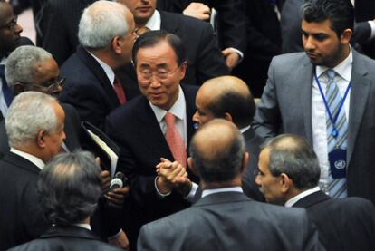 El secretario general de la ONU, Ban Ki-moon, saluda al embajador de Libia durante la reunión del Consejo de Seguridad.