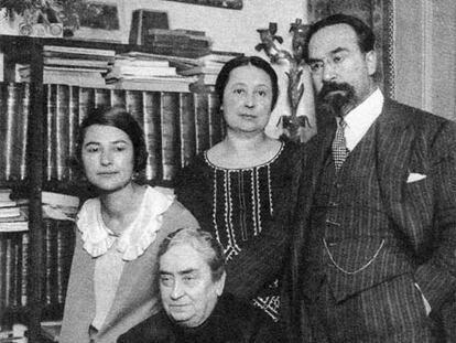 Fernando de los Ríos, con su madre, Fernanda Urruti; su esposa, Gloria Giner, y su hija Laura.