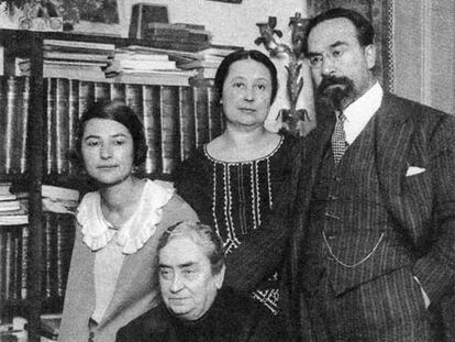 Fernando de los Ríos, con su madre, Fernanda Urruti; su esposa, Gloria Giner, y su hija Laura.