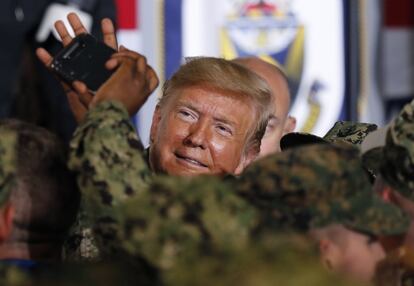 El presidente norteamericano se toma una foto con uno de los militares de Estados Unidos en el buque de asalto anfibio de usos múltiples de la Armada de los Estados Unidos, USS Wasp.