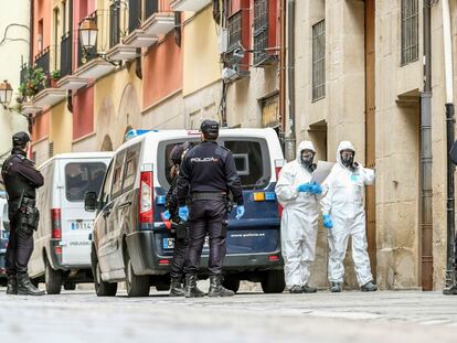 Dispositivo de la Policía Nacional este lunes en Logroño para la notificación a posibles personas afectadas por el coronavirus en la provincia.