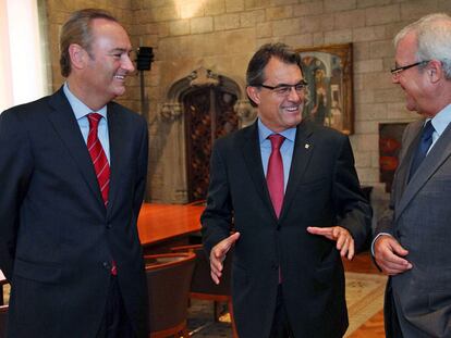 Alberto Fabra, Artur Mas y Ramón Luis Valcárcel, ayer, en la Generalitat de Cataluña.