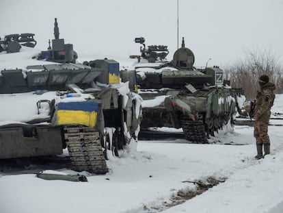 Un soldado ucranio ante tanques capturados al ejército ruso, en el norte de la región de Járkov, el pasado 4 de marzo.