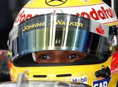 Lewis Hamilton en el interior de su monoplaza durante el Gran Premio de Bahrein.