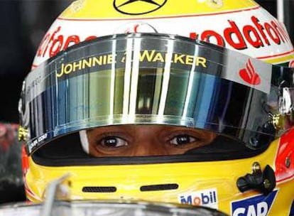 Lewis Hamilton en el interior de su monoplaza durante el Gran Premio de Bahrein.