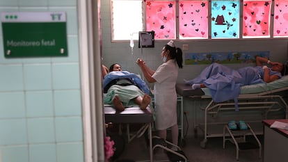 Una mujer es atendida en una sala de monitoreo fetal, en Colombia, en una imagen de archivo.