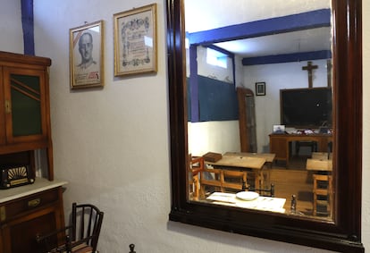 Recreación de la escuela franquista dentro del museo.