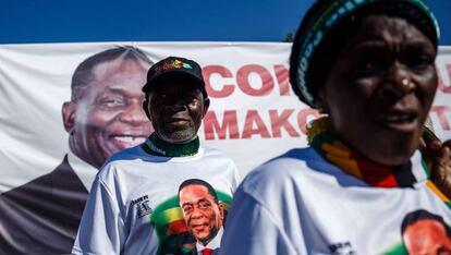 Una pareja pasa por delante de un cartel de Emmerson Mnangwga, tras las últimas elecciones en Zimbabwe.