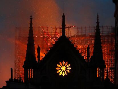 La catedral de Notre Dame de París, envuelta en llamas la noche del 15 de abril de 2019.