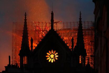 La iglesia arde