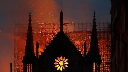 La catedral de Notre Dame de París, envuelta en llamas la noche del 15 de abril de 2019.