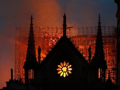 La catedral de Notre Dame de París, envuelta en llamas la noche del 15 de abril de 2019.