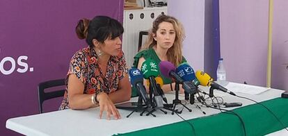 Teresa Rodríguez (izquerda), en una rueda de prensa en Jerez.
