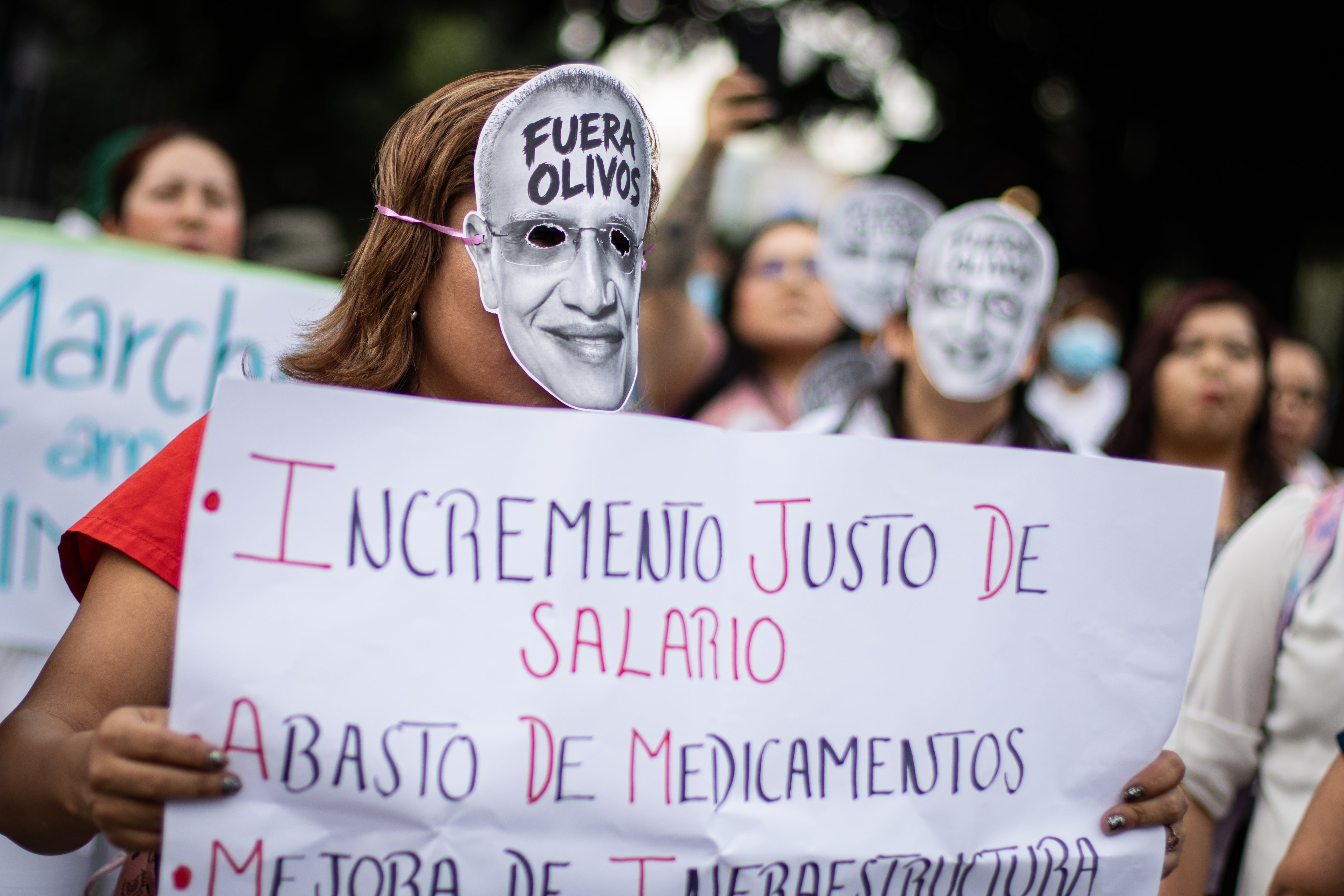 Marcha de trabajadores del IMSS en Ciudad de México, este martes.