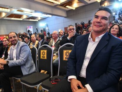 Marko Cortés, dirigente del PAN (izquierda), y Alejandro Moreno, del PRI, flanquean el lugar vacío de Jesús Zambrano, del PRD, durante el debate de aspirantes de oposición, el 10 de agosto.