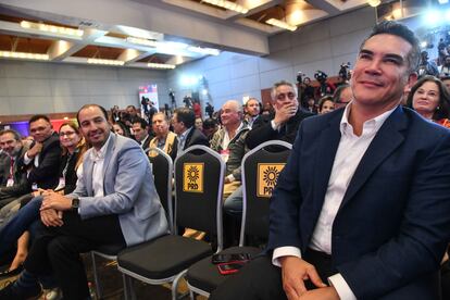 Marko Cortés, dirigente del PAN (izquierda), y Alejandro Moreno, del PRI, flanquean el lugar vacío de Jesús Zambrano, del PRD, durante el debate de aspirantes de oposición, el 10 de agosto.