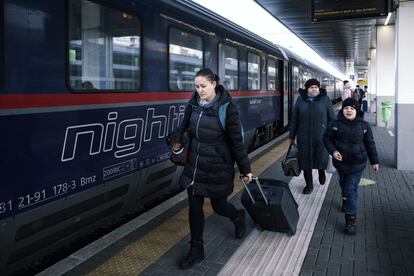 Varios viajeros al final del viaje desde Viena, en el andn de la Estacin Porta Garibaldi de Miln.