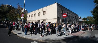 Decenas de profesores hacan cola para someterse a las pruebas serolgicas la semana pasada en el instituto Virgen de la Paloma de Madrid.