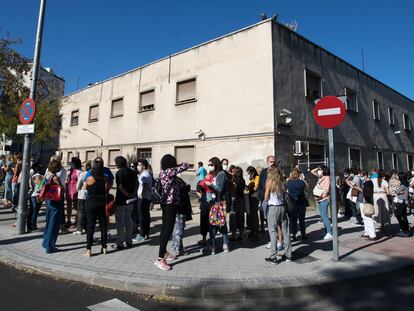 Decenas de profesores hacían cola para someterse a las pruebas serológicas la semana pasada en el instituto Virgen de la Paloma de Madrid.