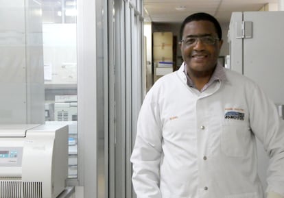 Sikhulile Moyo en el laboratorio que dirige en Botsuana el 19 de septiembre. 