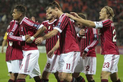 Los jugadores del Milan celebran el gol de Ibrahimovic.