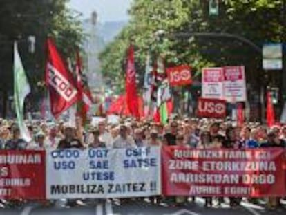 Pancarta de la cabeza de la manifestación en Bilbao contra los últimos ajustes del Gobierno, convocada el pasado julio por los sindicatos UGT y CCOO. EFE/Archivo