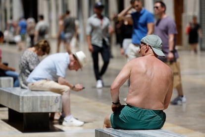 Un turista sin camiseta en el centro de Málaga.