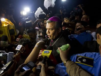 Monse&ntilde;or Sandigo habla con la prensa tras su reuni&oacute;n con Ortega