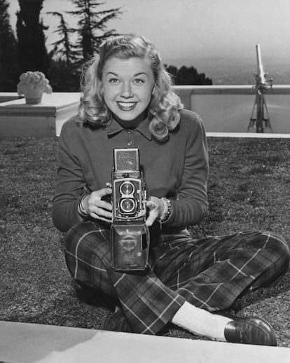 La actriz Doris Day bromea con una cámara, en los años cincuenta.