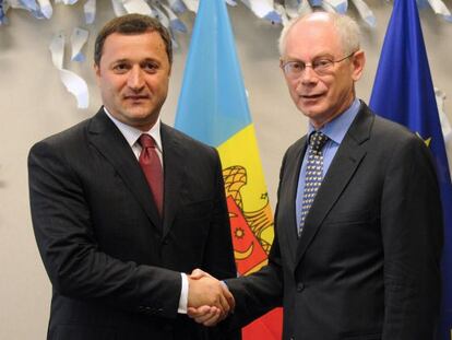 Van Rompuy saluda al primer ministro moldavo, Vlad Filat, en Bruselas.