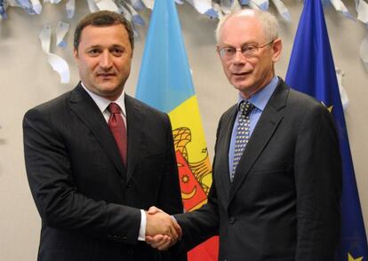 Van Rompuy saluda al primer ministro moldavo, Vlad Filat, en Bruselas.