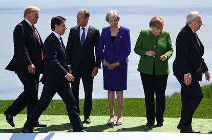 De izquierda a derecha, el presidente de los Estados Unidos, Donald Trump; el primer ministro de Italia, Giuseppe Conte; el presidente del Consejo Europeo, Donald Tusk; la primera ministra del Reino Unido, Theresa May; la canciller de Alemania, Angela Merkel, y el presidente de la Comisión Europea, Jean-Claude Juncker antes de la foto de familia, el 8 de junio de 2018.
