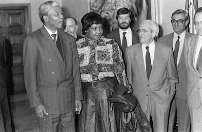 Marcelino Camacho junto a Nelson Mandela
y su mujer Winnie en una imagen de archivo.