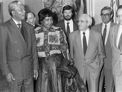 Marcelino Camacho junto a Nelson Mandela 
 y su mujer Winnie en una imagen de archivo. 