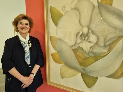 Marta Chirino posa al lado de una de sus obras en la exposición 'Ellas ilustran botánica', en el Real Jardín Botánico de Madrid hasta el 19 de mayo de 2024.