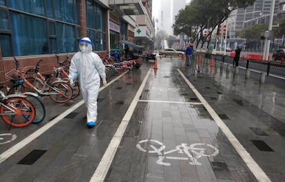 Un miembro del personal sanitario en Wuhan, China.