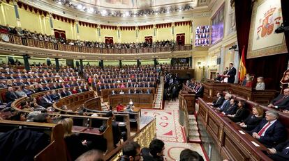 Vista general del hemiciclo del Congreso de los Diputados escuchando el discurso del rey Felipe VI en la apertura de las Cortes Generales de la XII Legislatura.