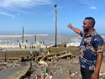 Akingboye Thompson señala los restos dejados por el mar embravecido, que continúa creciendo a lo largo de la costa de Nigeria.