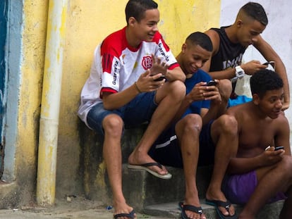 Jovens da favela Vigário Geral, no Rio de Janeiro